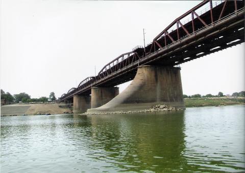 BRIDGE ON THE GANGA AT PRAYAGRAJ NAGAR WITH ITS ELEPHANT'S FOOT PIER