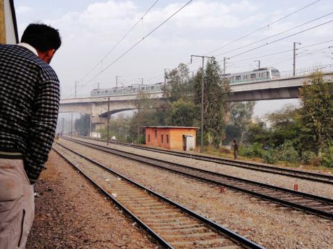 Looking at the Delhi Metro from the Delhi Ring Railway